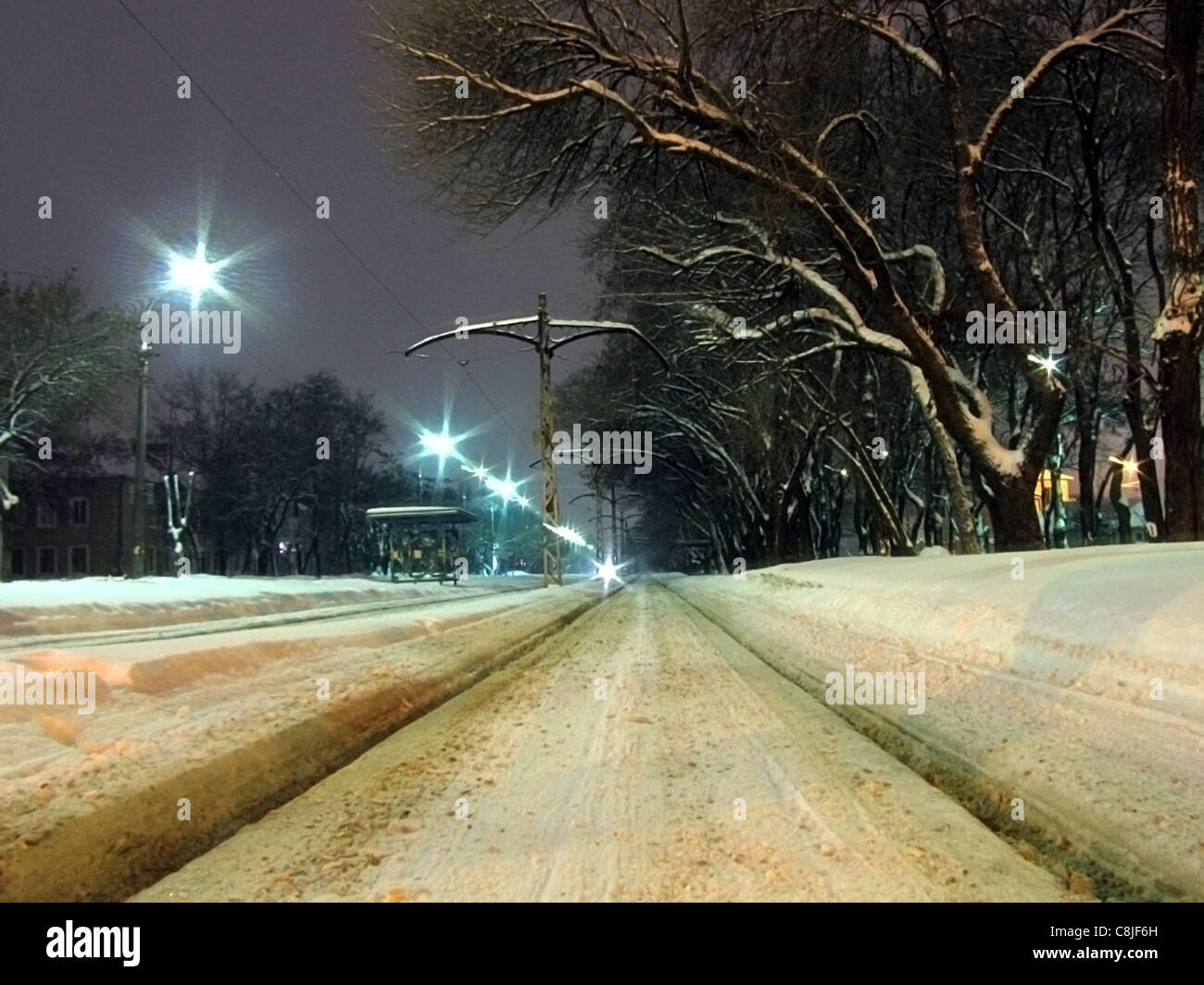 Vue sur les rails du tramway au winter Night Banque D'Images