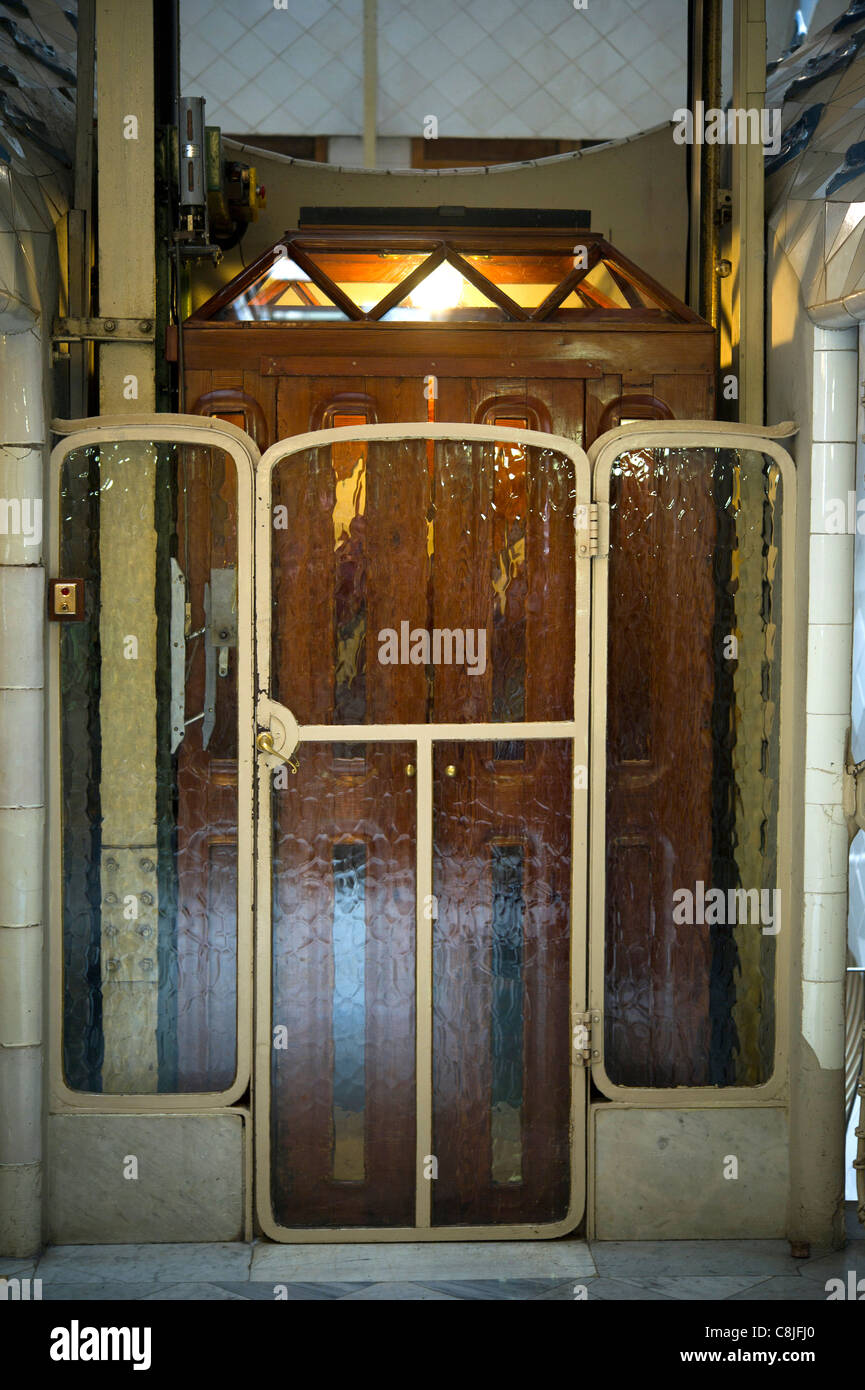 Ascenseur dans la Casa Batllo par Antoni Gaudi Banque D'Images