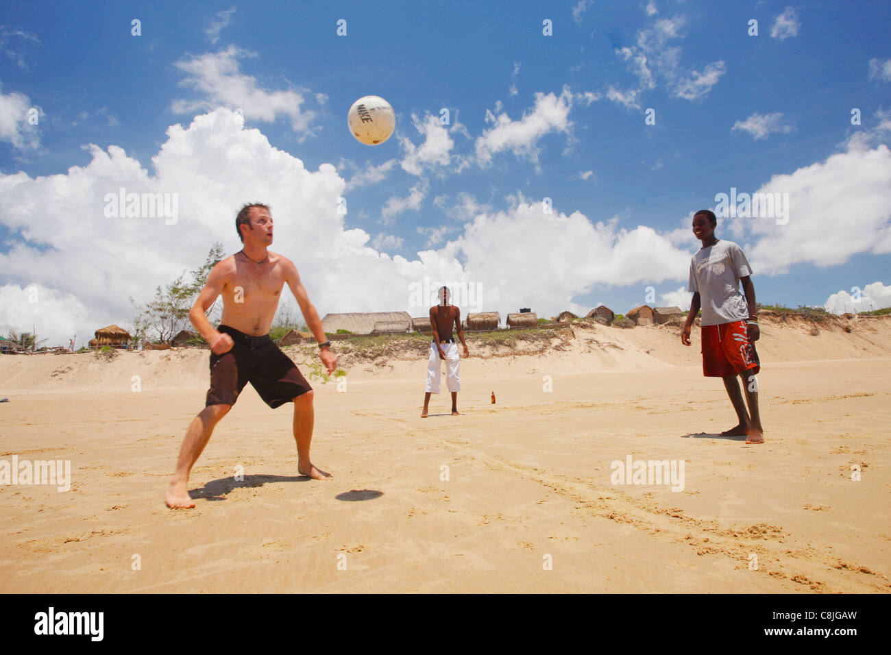 Jouer au football avec les enfants de tofo (Mozambique) Banque D'Images