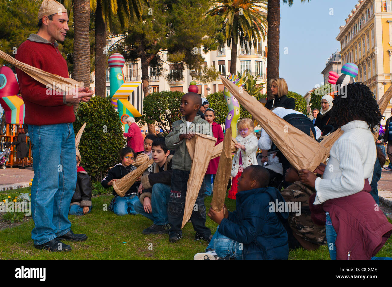 Nice, France, les jeunes enfants, bénéficiant d'événements carnaval annuel sur rue avec des chapeaux en papier de l'instructeur Banque D'Images