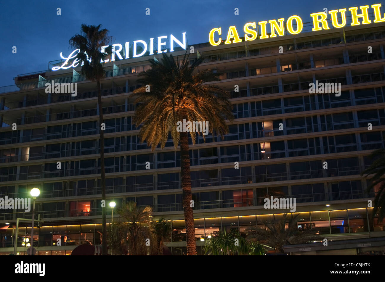 Nice, France, 'le Méridienn', Hôtel de luxe, façade, avant, la nuit, avec  'Casino Ruhl' Neon Sign, côte d'azur Photo Stock - Alamy