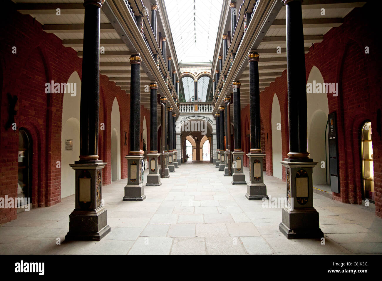 Longue galerie à l'intérieur de l'hôtel de ville gothique dans la ville hanséatique de Stralsund, Mecklenburg-Vorpommern, Allemagne Banque D'Images