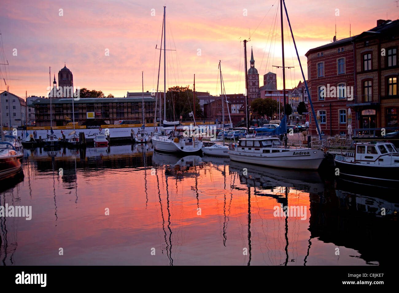 Coucher de soleil sur la marina au centre historique de la ville hanséatique de Stralsund, Mecklenburg-Vorpommern, Allemagne Banque D'Images