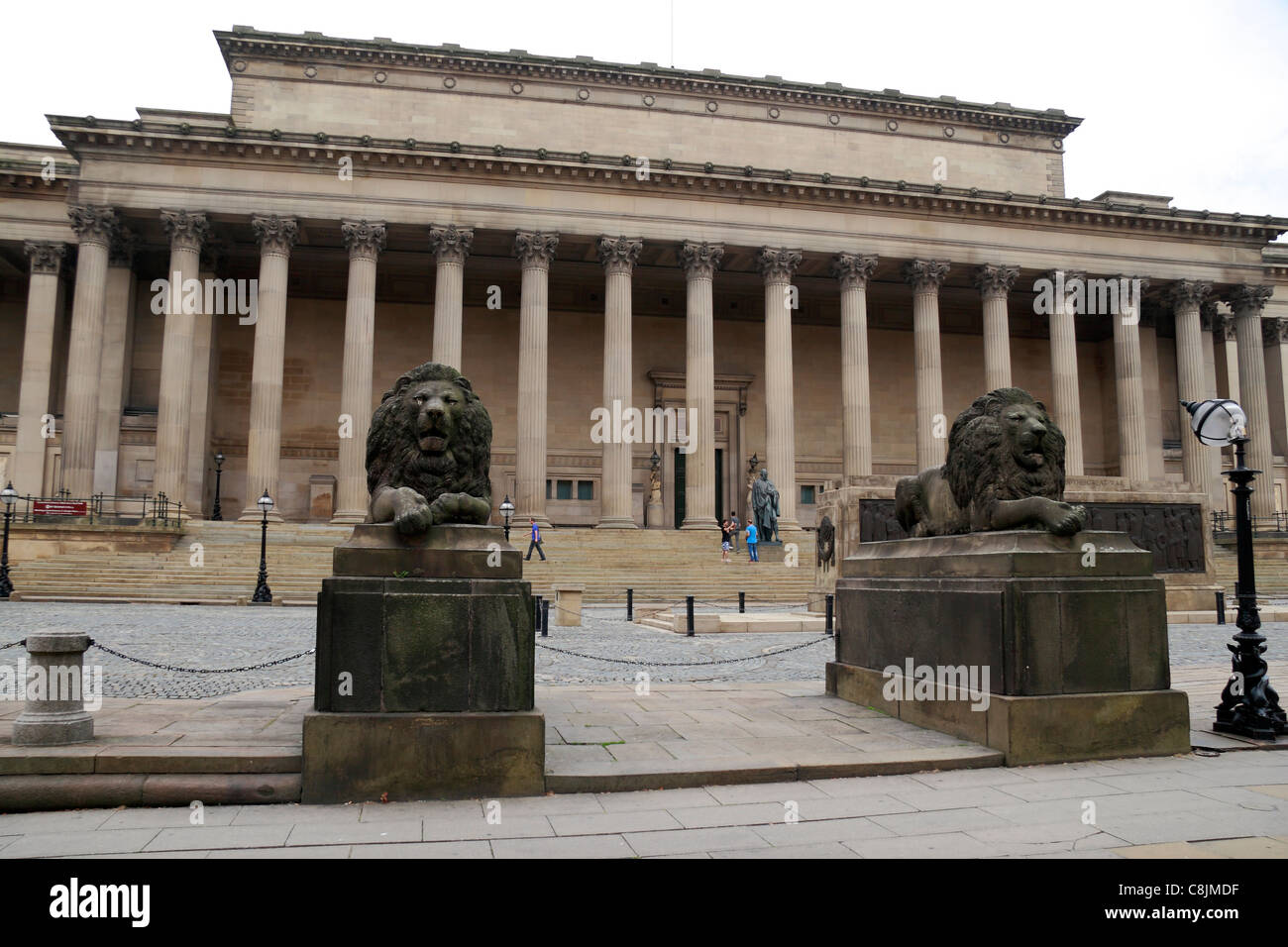 Deux statues de lion en dehors de St George's Hall, le centre de Liverpool, Royaume-Uni. Banque D'Images