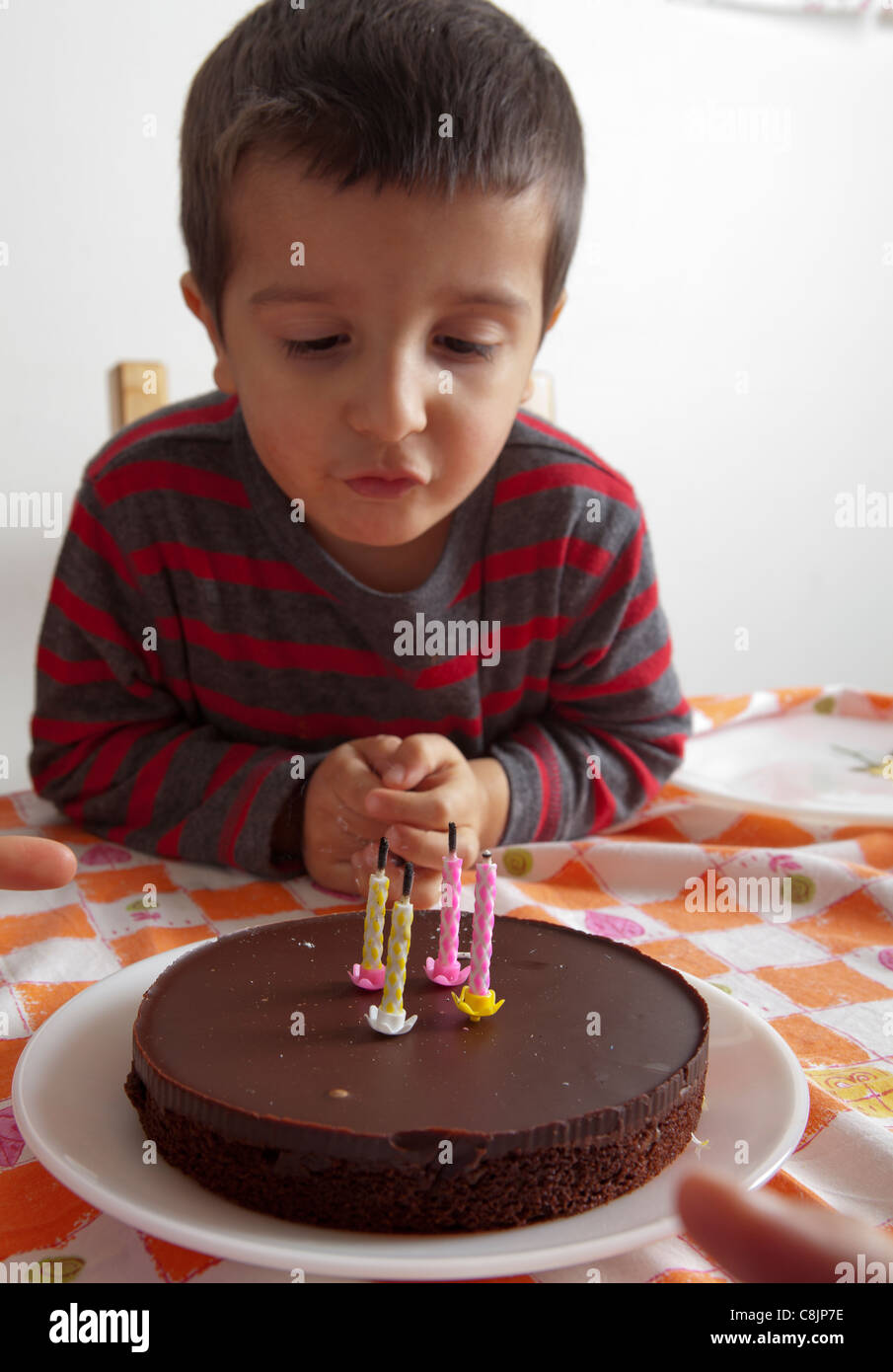 3 Ans Garcon Regardant Son Gateau D Anniversaire Photo Stock Alamy 3 Ans Garcon Regardant Son Gateau D Anniversaire Photo Stock Alamy