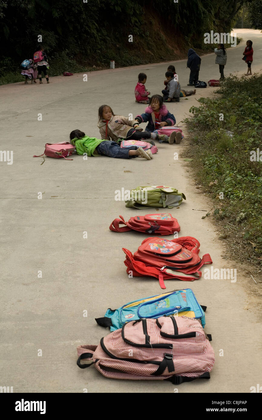 Aller à l'école dans la campagne chinoise, en attente d'un bus après l'école, groupe ethnique, minorités, personnes, Miao, Banque D'Images