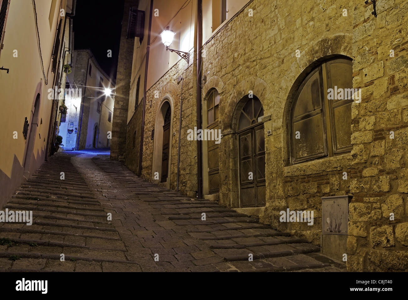 Old street à Massa Marittima de nuit Banque D'Images