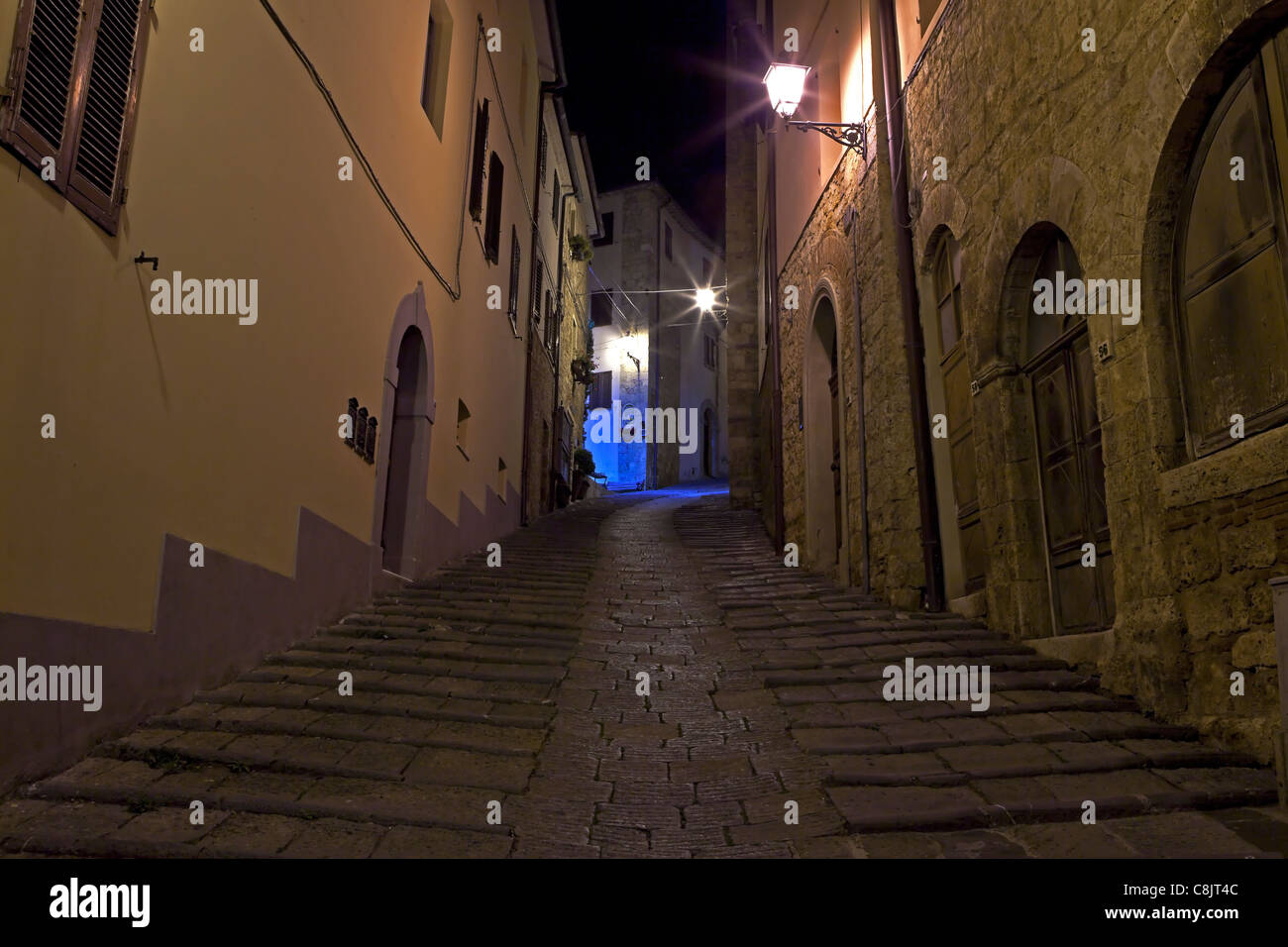 Old street à Massa Marittima de nuit Banque D'Images