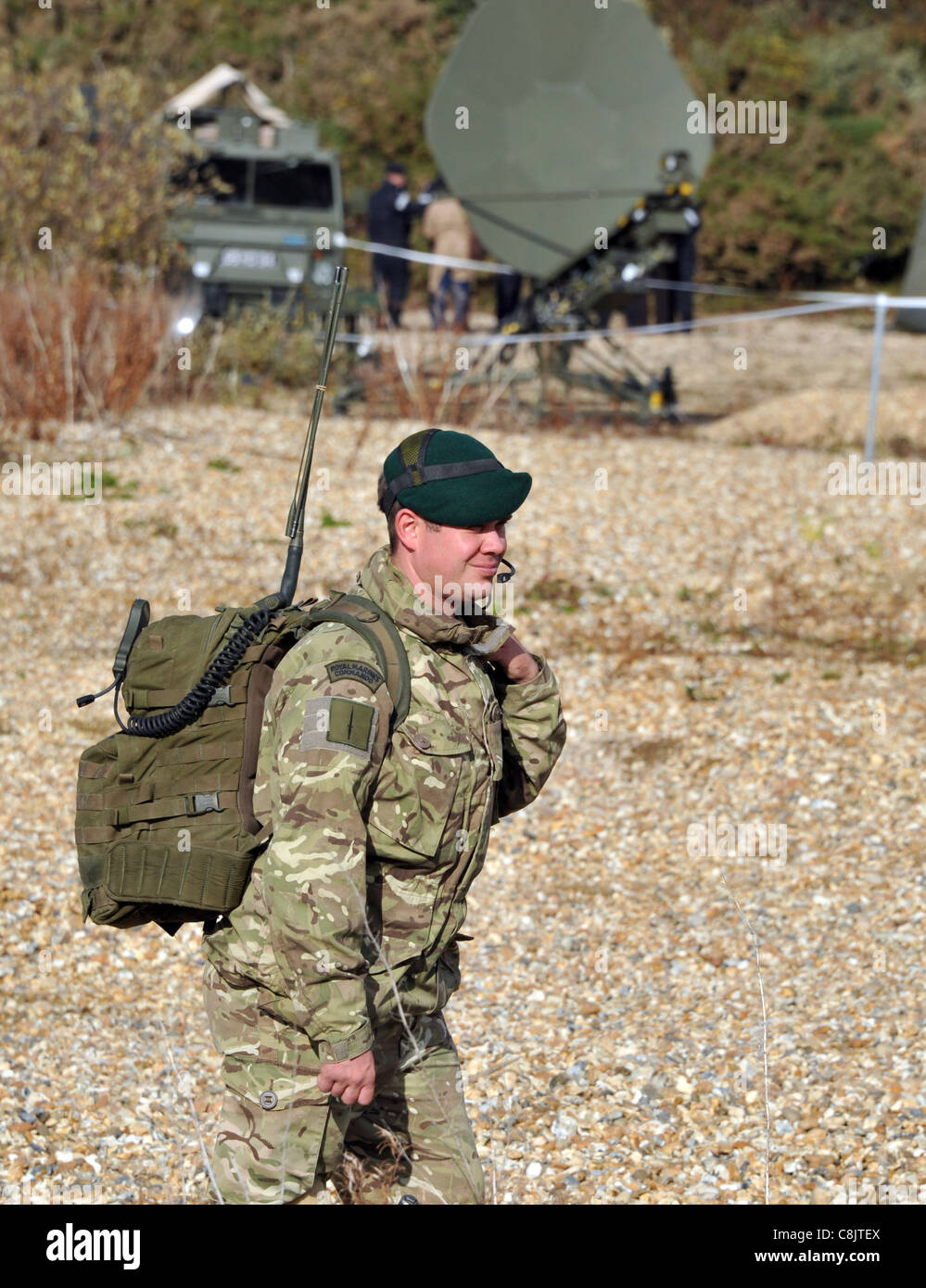 Royal Marine communications radio mis en place sur le terrain Banque D'Images