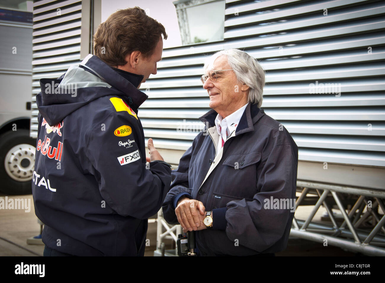 Bernie Ecclestone s'entretient à Christian Horner de Red Bull Banque D'Images