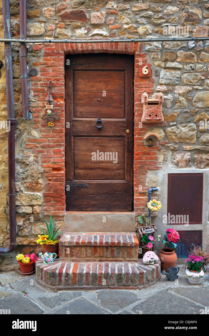 Une porte en bois dans une vieille maison italienne Banque D'Images