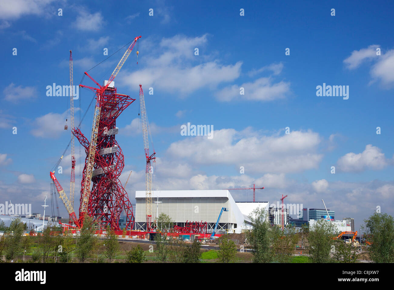 ArcelorMittal Orbit, par Anish Kapoor, durant la construction, et le centre aquatique, Stratford, East End, Londres, Angleterre, RU, ONU Banque D'Images