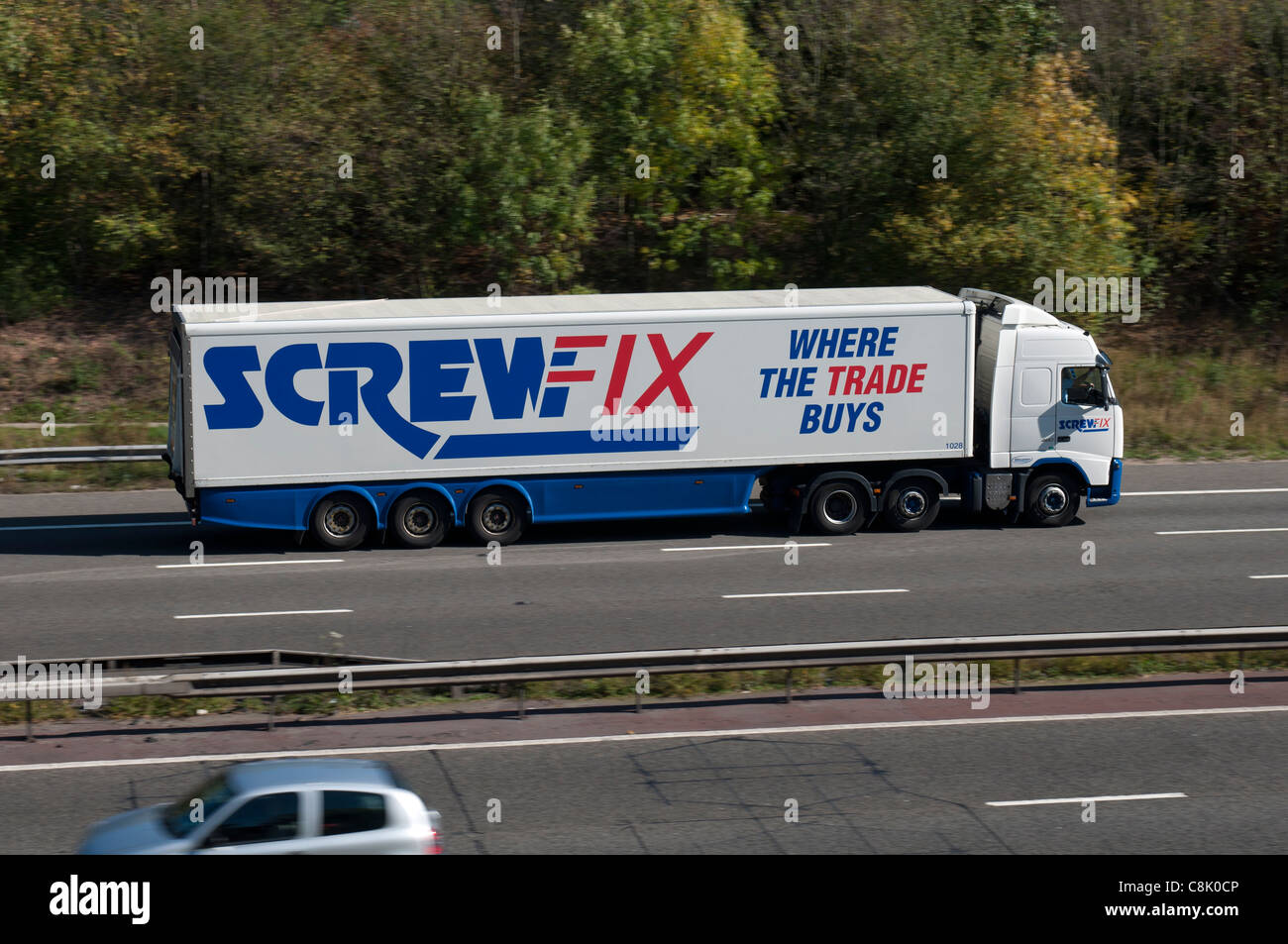 Screwfix camion sur l'autoroute M40, dans le Warwickshire, Royaume-Uni Banque D'Images