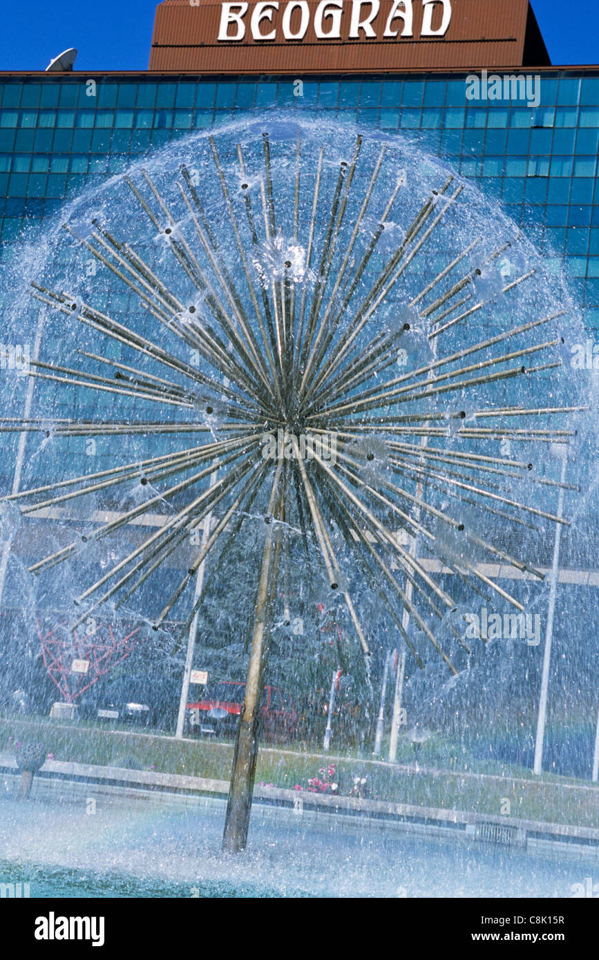 Belgrade, Serbie, Yougoslavie. Fontaine d'eau en forme d'un globe en face de l'Hôtel Continental Belgrade avec 'Nis' signe sur le dessus. Banque D'Images
