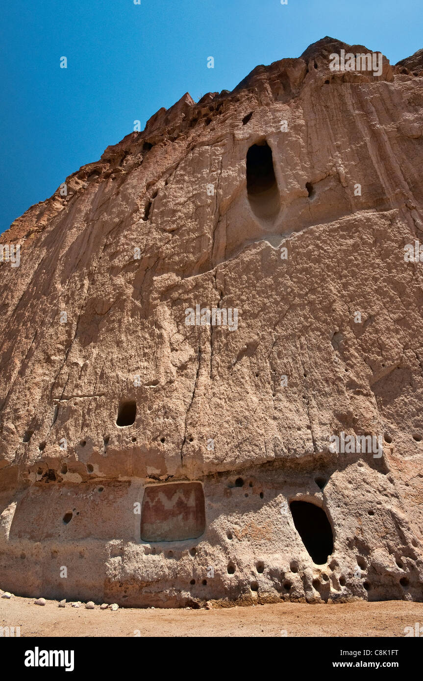 Long House cavates (Cliff dwellings) sculpté par Anasazi, dans la région de Frijoles Canyon, Bandelier National Monument, New Mexico, USA Banque D'Images