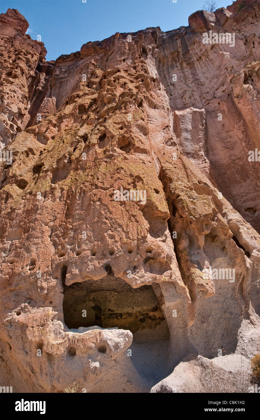 Long House cavates (Cliff dwellings) sculpté par Anasazi, dans la région de Frijoles Canyon, Bandelier National Monument, New Mexico, USA Banque D'Images