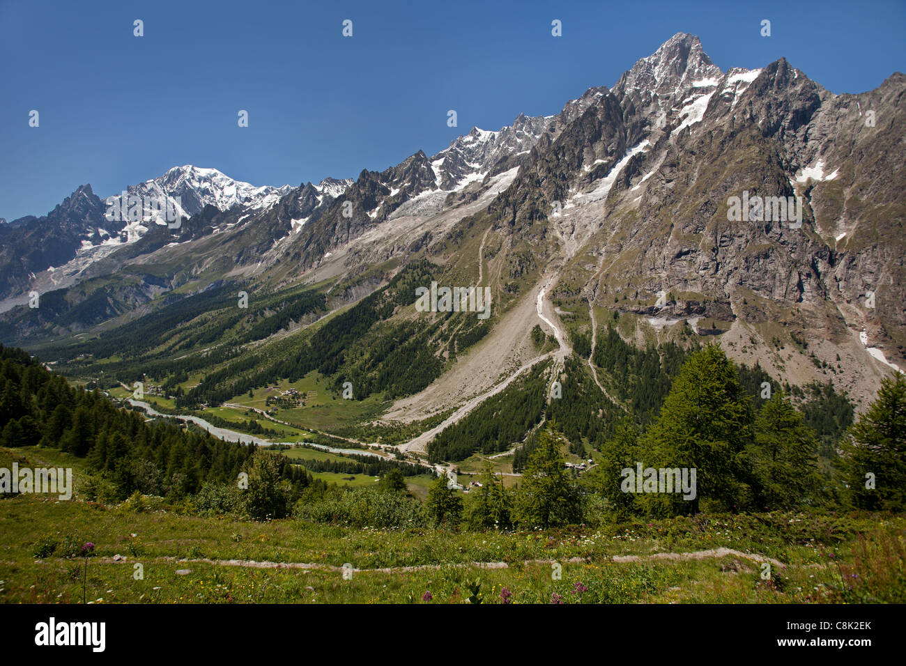 Le Saxe-Rifugio Bertone-Lavachey Trek : Val Ferret et chaîne du Mont Blanc Banque D'Images