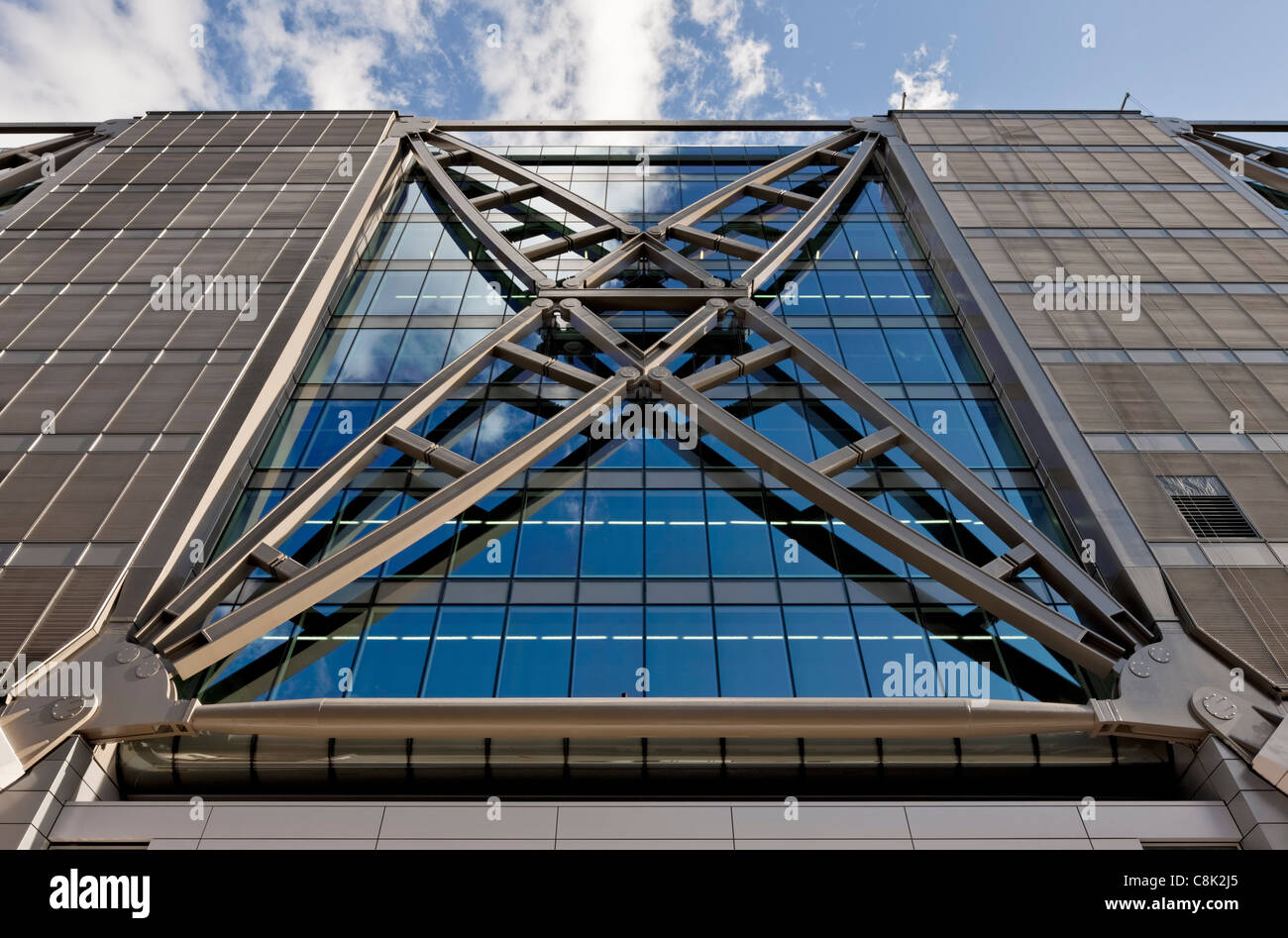 La structure d'acier sur des canons place des bureaux dans la ville de Londres. Banque D'Images