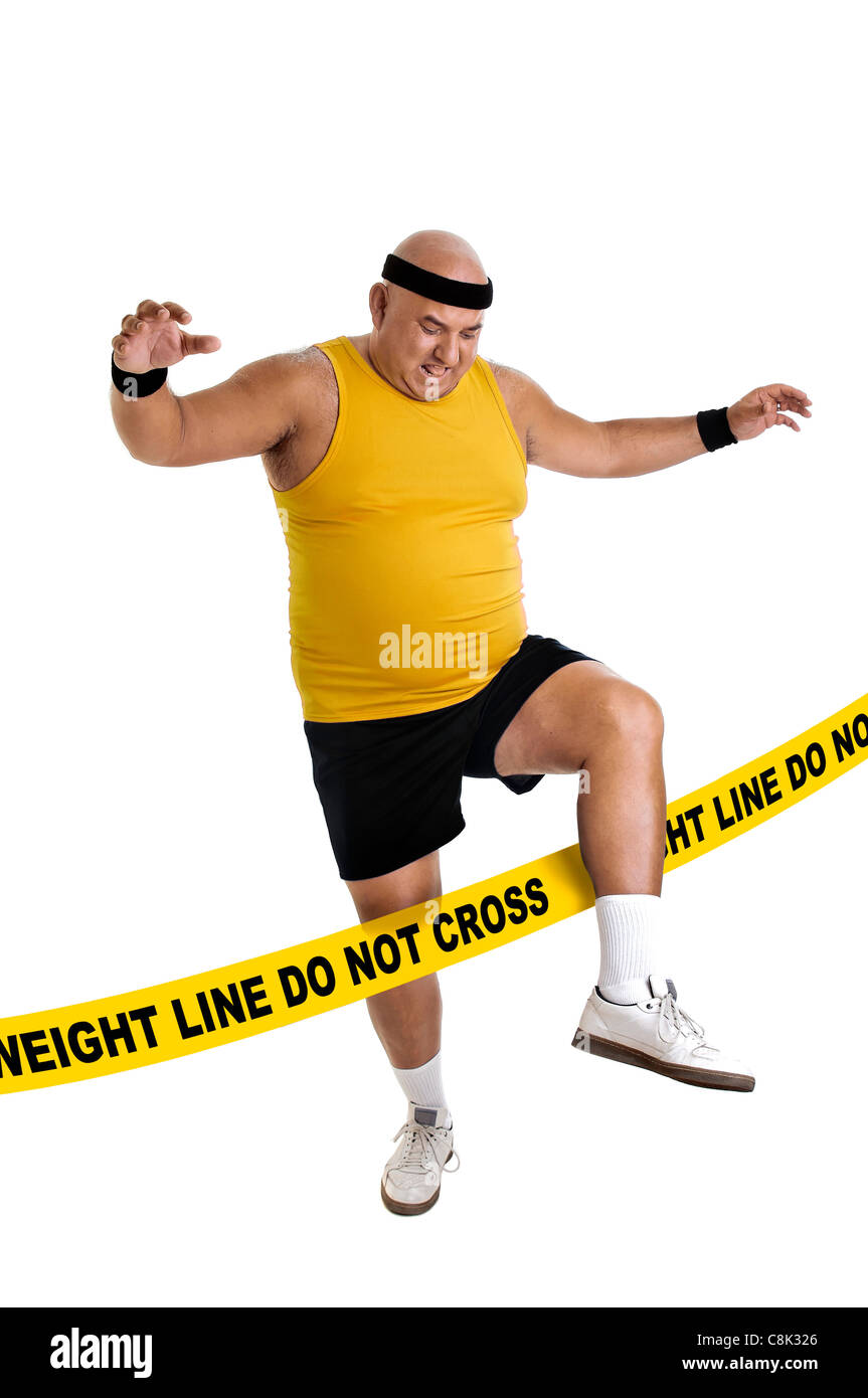 Grande salle de remise en forme homme traversant la ligne de poids en blanc isolé Banque D'Images