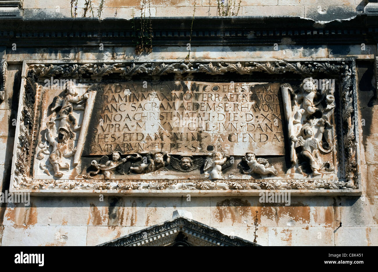 Inscrption sculptés façade de l'église de St Sauveur Placa Dubrovnik Croatie Dalmatie Stradun Banque D'Images
