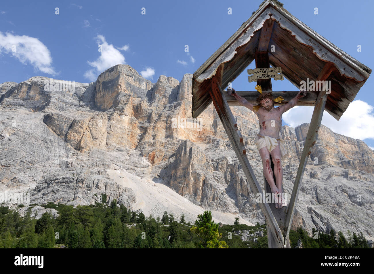 Crucifix en face de la montagne, Santa Croce, Dolomites, Alta Badia, Val Badia, le Tyrol du Sud, Italie Banque D'Images