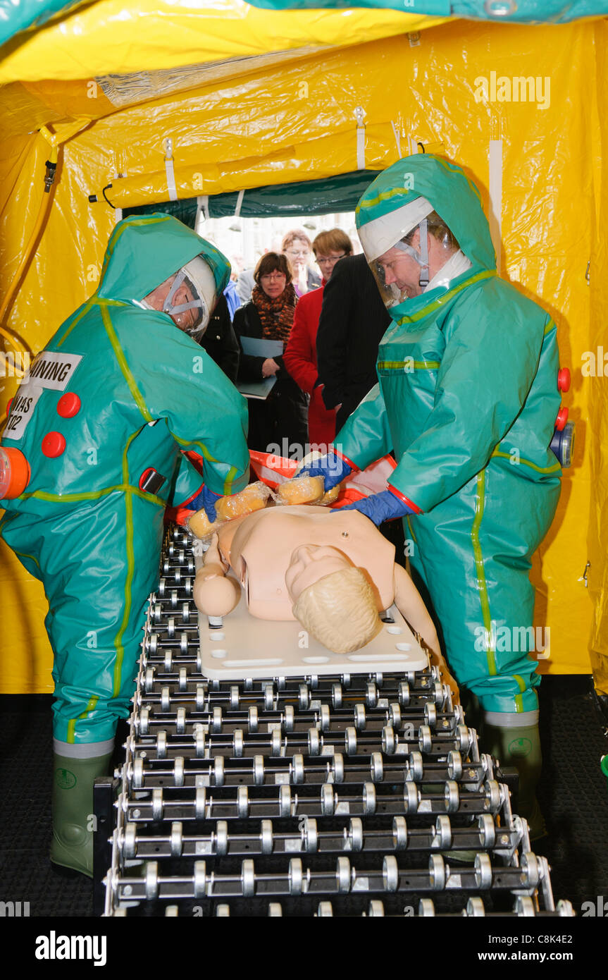 Les ambulanciers démontrer la procédure de décontamination lors du lancement de l'Irlande du Nord Ambulance Service (NIAS) Équipe d'intervention en zone dangereuse (HART). 26/10/2011 BELFAST Banque D'Images