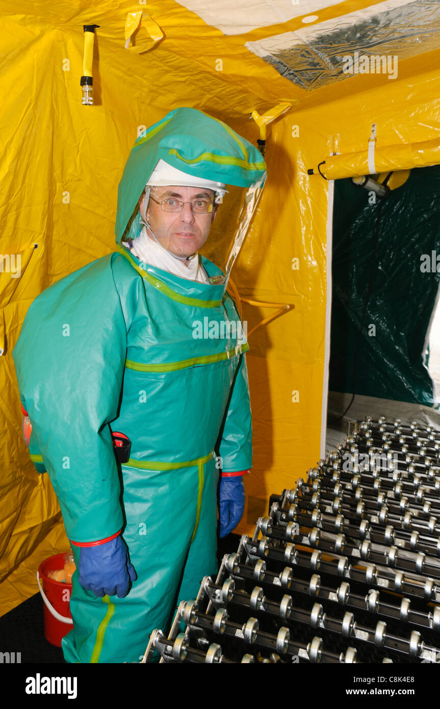 Paramedic vêtu d'un costume de décontamination lors du lancement de l'Irlande du Nord Ambulance Service (NIAS) Équipe d'intervention en zone dangereuse (HART). 26/10/2011 BELFAST Banque D'Images