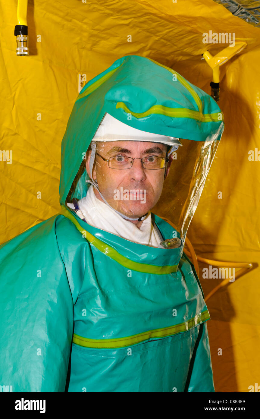 Paramedic vêtu d'un costume de décontamination lors du lancement de l'Irlande du Nord Ambulance Service (NIAS) Équipe d'intervention en zone dangereuse (HART), pour faire face à des situations dangereuses à grande échelle tels que l'attaque ou de fuite radioactive, ou une maladie dangereuse, comme le virus ebola Banque D'Images