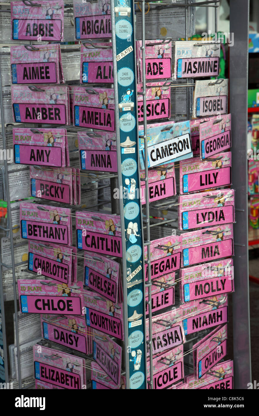 Sélection de badges girl's les portes de chambre à vendre dans une boutique de cadeaux, illustrant un vaste choix de noms et l'orthographe inhabituelle Banque D'Images