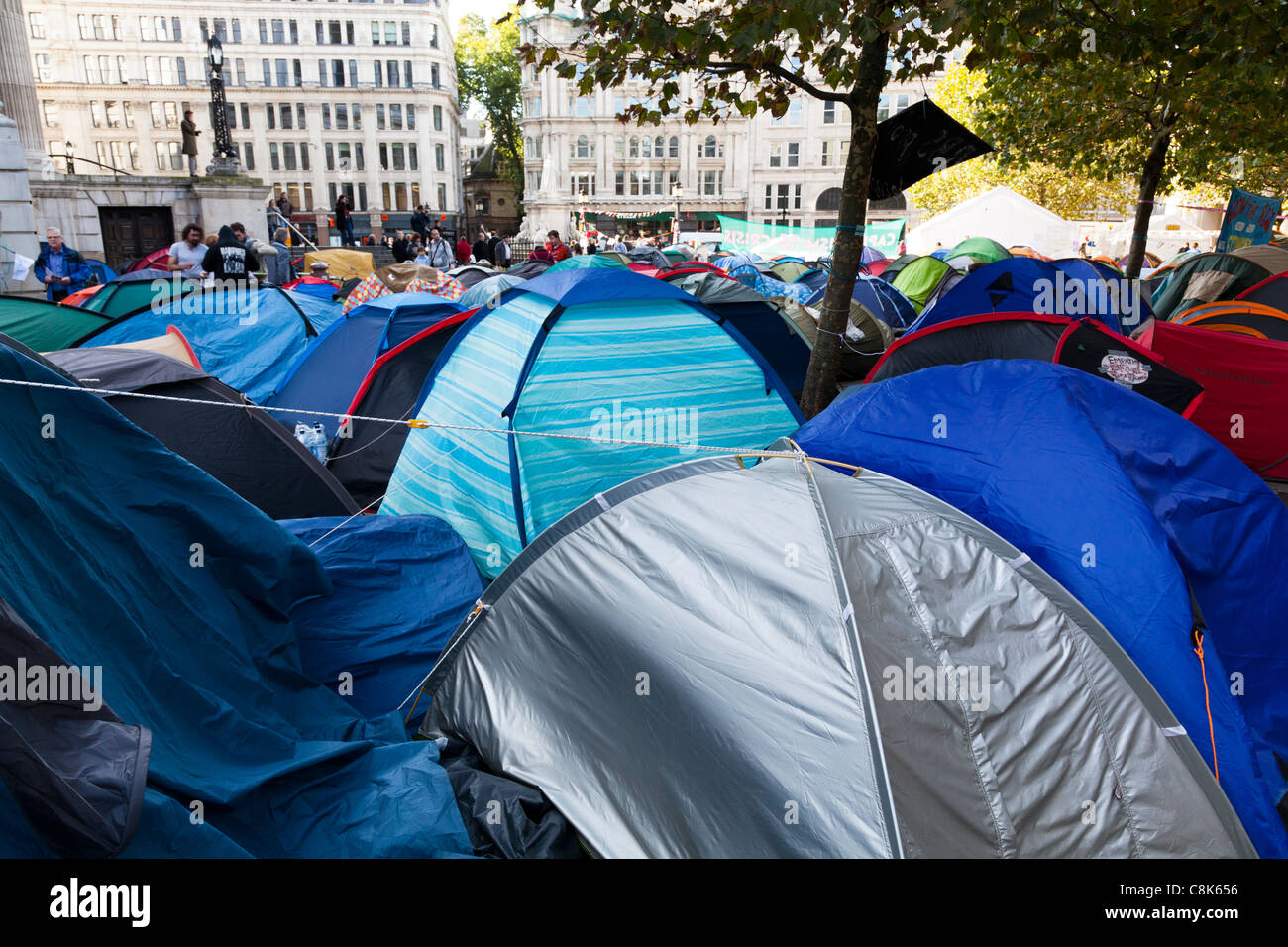 Des manifestants anti-capitalistes tentes devant la Cathédrale St Paul, Londres, octobre 2011. Banque D'Images