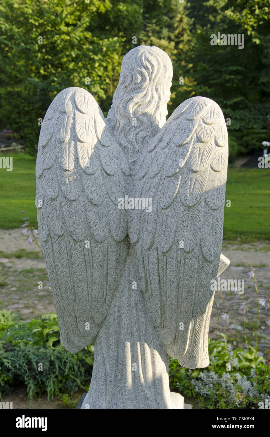 Sculpture ange par derrière. Grandes ailes. Statue religieuse. Banque D'Images