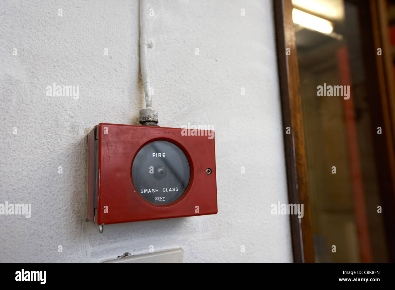 Style ancien verre smash bouton d'alarme incendie dans une vieille usine-entrepôt au Royaume-Uni Irlande du Nord Belfast unité Banque D'Images