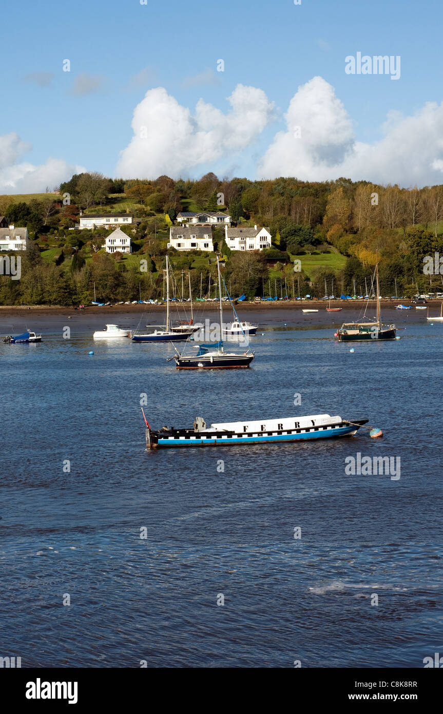 Le ferry pour visiter Dittisham et/ou Greenway Gardens.greenway ferry traversant la rivière Dart à Dittisham sur Devon,journée d'automne Banque D'Images