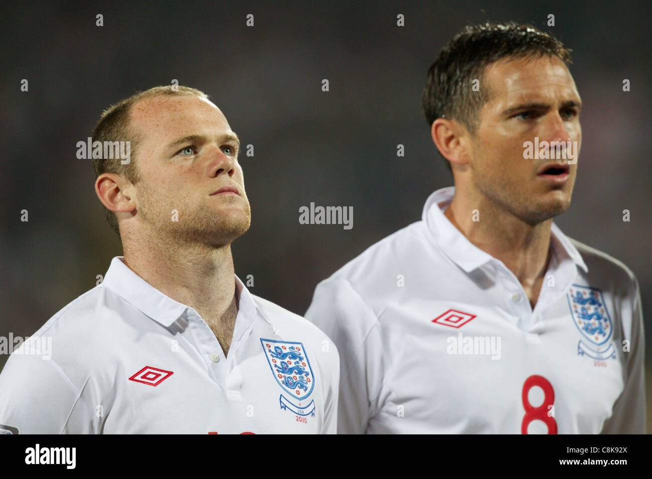 Les joueurs anglais Wayne Rooney (G) et Frank Lampard (d) représentent l'hymne national avant un match de la Coupe du monde C contre les États-Unis au Royal Bafokeng Stadium le 12 juin 2010 à Rustenburg, en Afrique du Sud. Usage éditorial exclusif. Utilisation commerciale interdite. Pas d'utilisation de push vers l'appareil mobile. (Photographie de Jonathan Paul Larsen / Diadem images) Banque D'Images