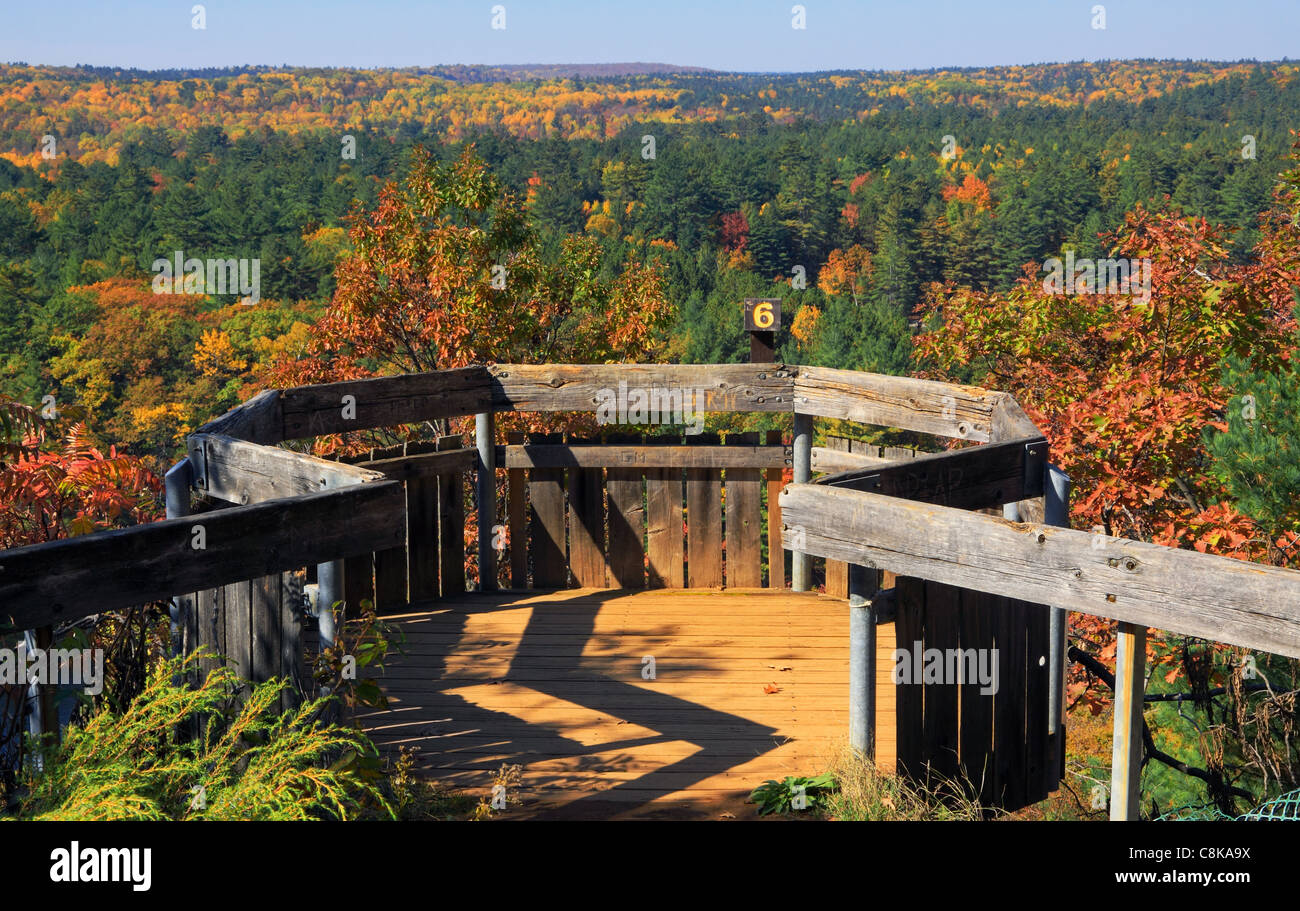 Lookout dans le parc provincial Bon écho avec grande forêt en automne brillant couleur dans l'arrière-plan Banque D'Images