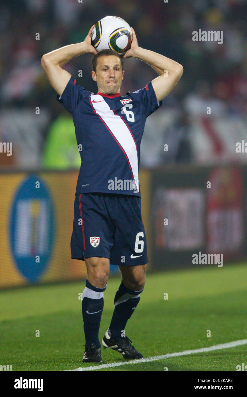 Steve Cherundolo, des États-Unis, se prépare à lancer la balle dans un match du Groupe C de la Coupe du monde de la FIFA contre l'Angleterre. Banque D'Images
