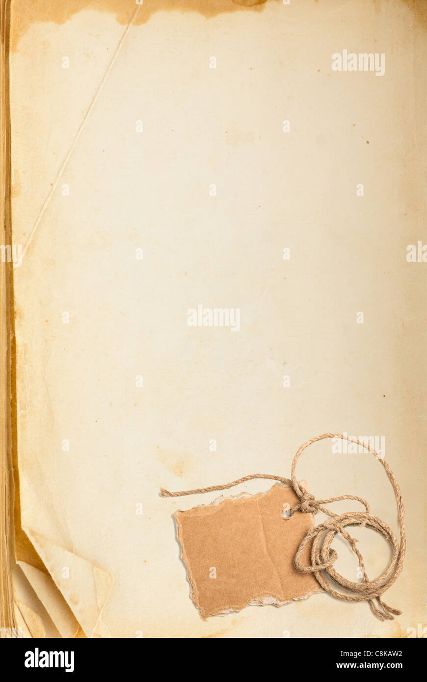 Page de livre ancien et le carton vide sur corde avec l'espace pour votre texte Banque D'Images