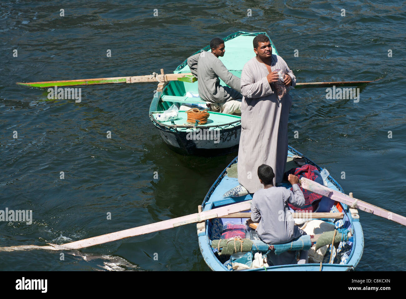 Les commerçants du marché dans deux petits bateaux à rames une croisière sur le Nil bateau pour vendre aux touristes en Egypte, un verrou d'Esna deux permanent l'aviron Banque D'Images