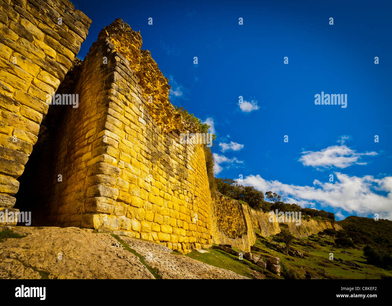 Les briques jaunes brillants dans le soleil à Kuelap Banque D'Images