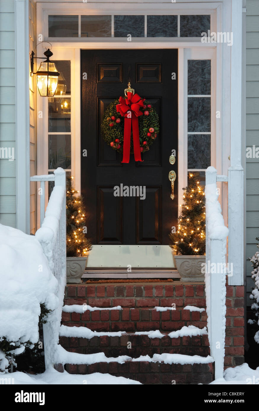 Couronne de Noël sur la porte avant de la maison, USA Banque D'Images
