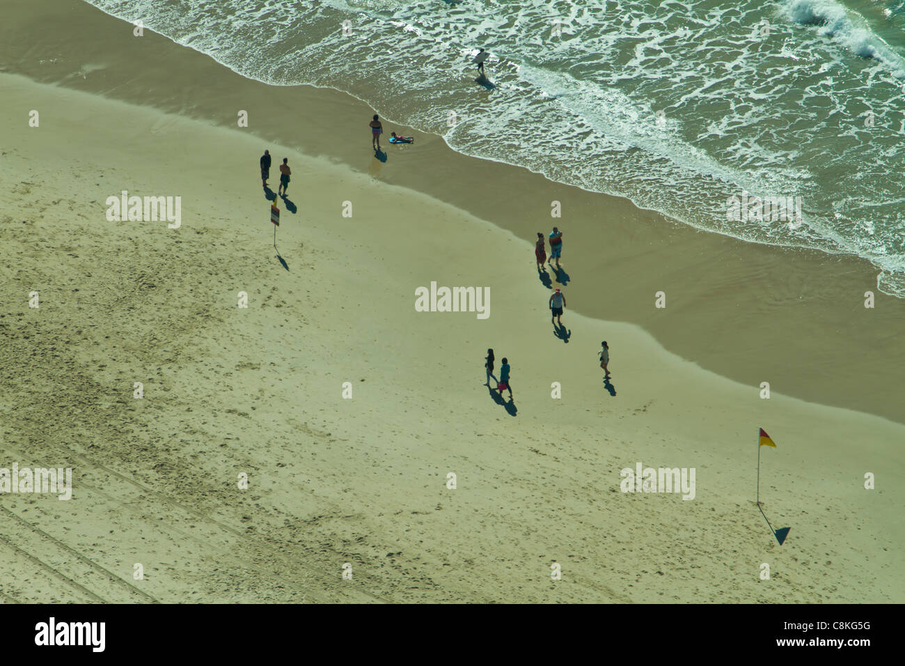 Les gens qui marchent le long de plage de Surfers Paradise en Australie Banque D'Images