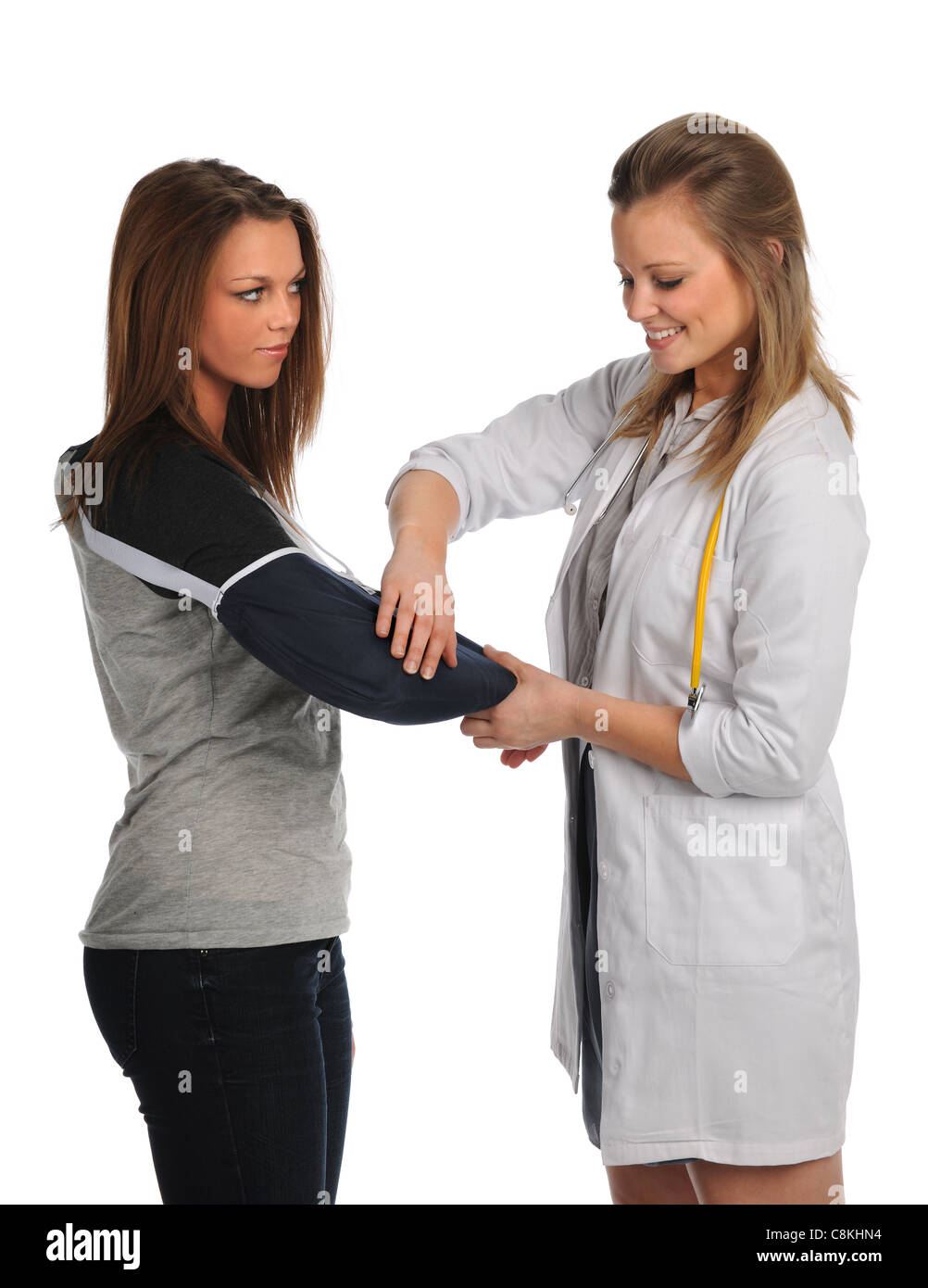 Médecin ou infirmière aider jeune femme avec renfort bras isolated over white background Banque D'Images