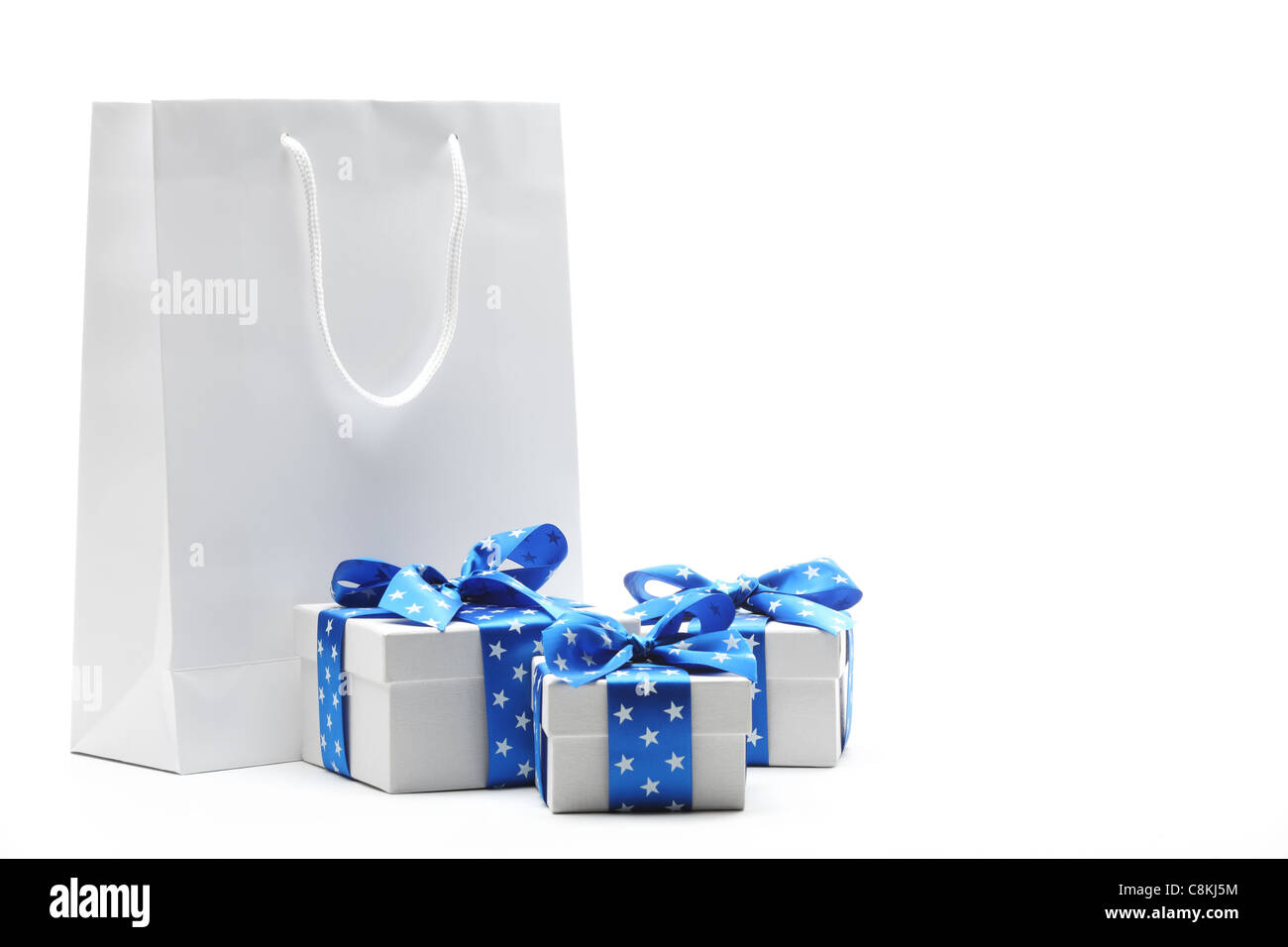 Sac de cadeaux et coffrets cadeaux isolé sur blanc.. Banque D'Images