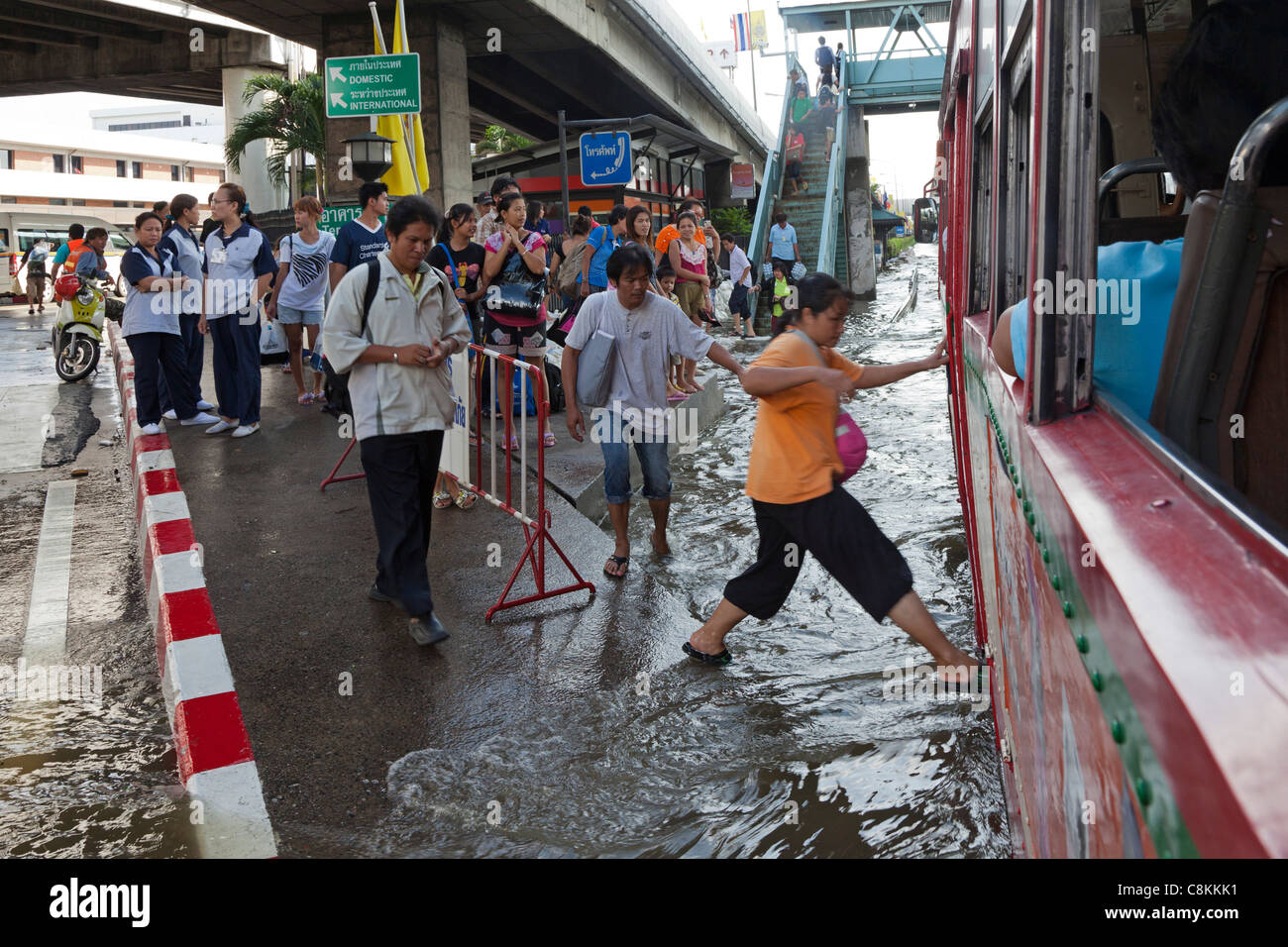 Les passagers d'un bus à l'aéroport de Don Mueang inondées, Bangkok, Thaïlande Banque D'Images