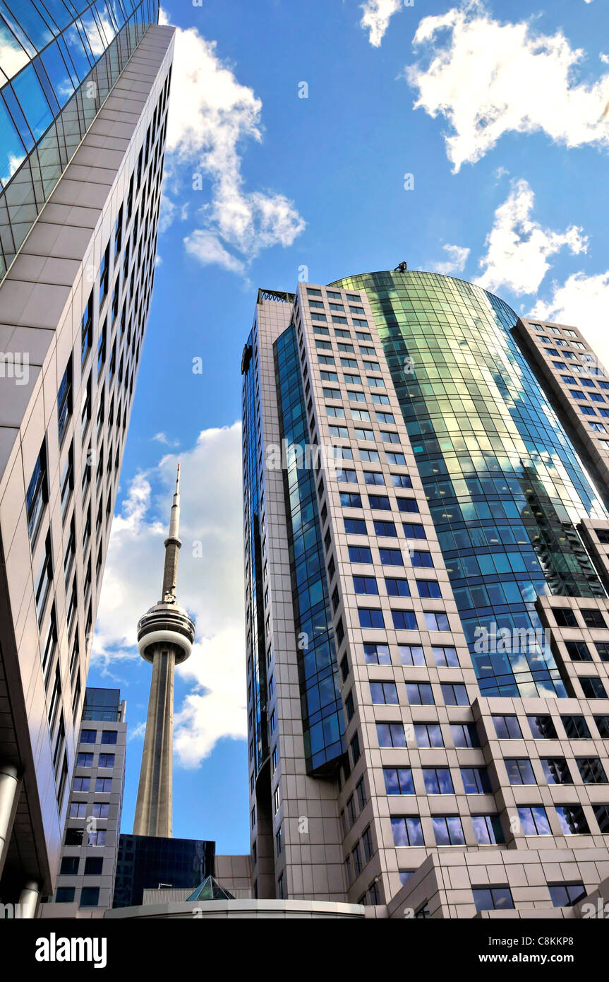 Le centre-ville de Toronto avec tour du CN entre sky scrappers sur un ciel bleu jour Banque D'Images