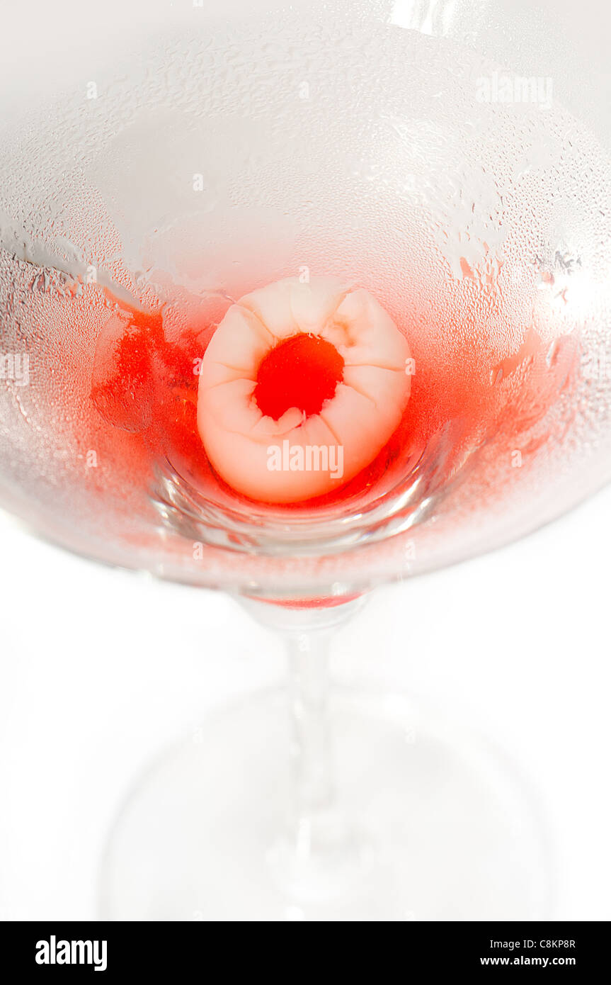 Cocktail martini litchi tout droit isolé sur fond blanc Banque D'Images