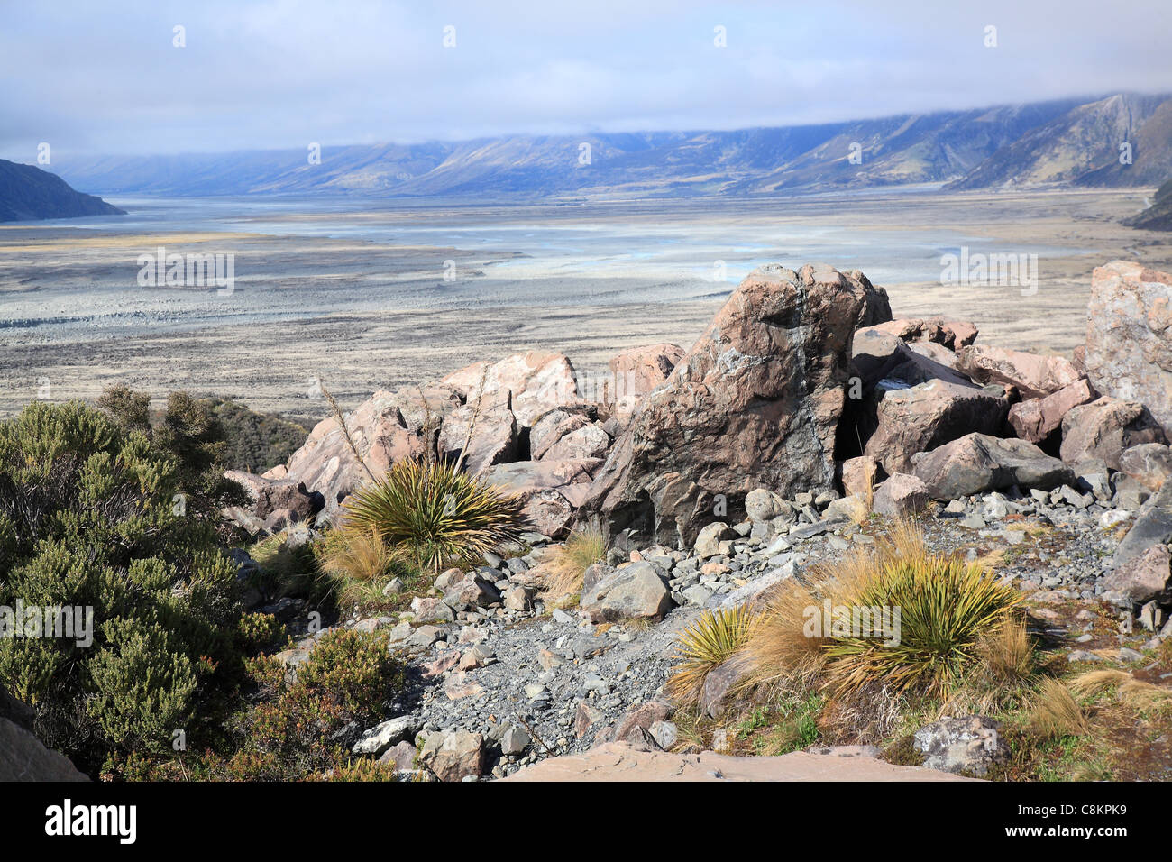 Une vue sur les plaines s'éloignant de Mount Cook, vers le Lac Pukaki, le Mont Cook. Banque D'Images