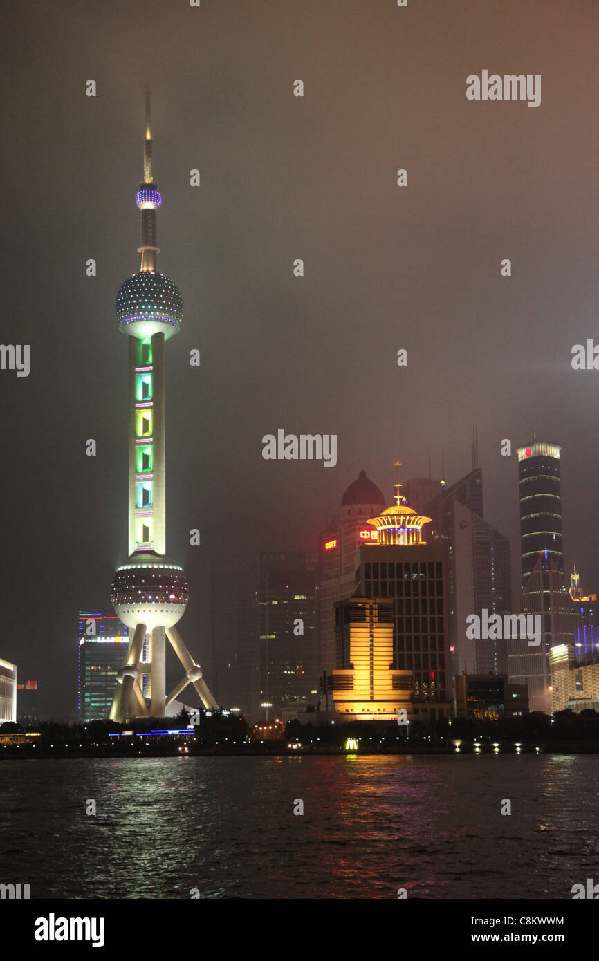 La Chine. Shanghai. Les bâtiments modernes dans le secteur Pudong et la rivière Huangpu Banque D'Images