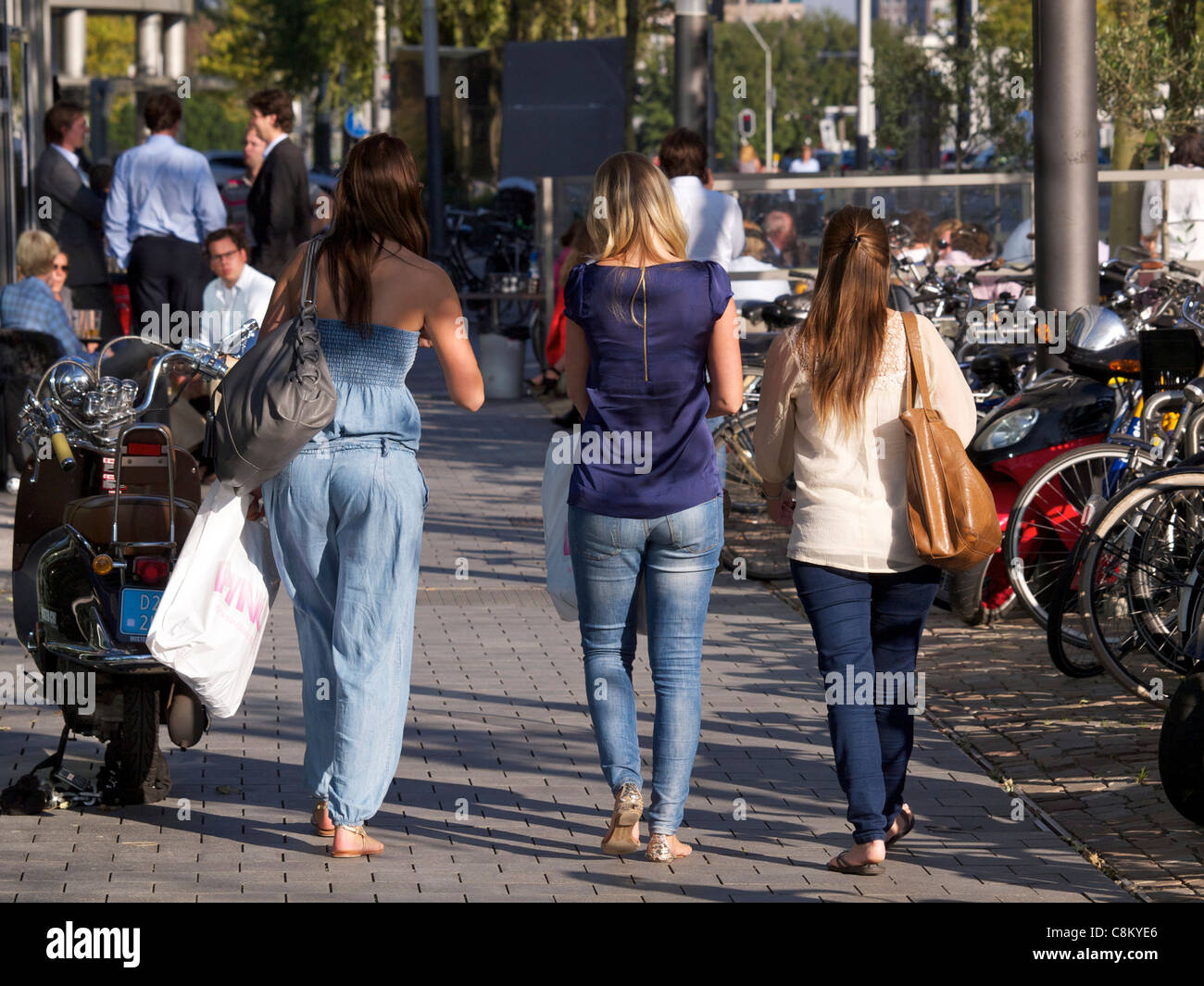 Trois filles shopping à Amsterdam sur le Zuidas dans le quartier financier, les Pays-Bas. Banque D'Images