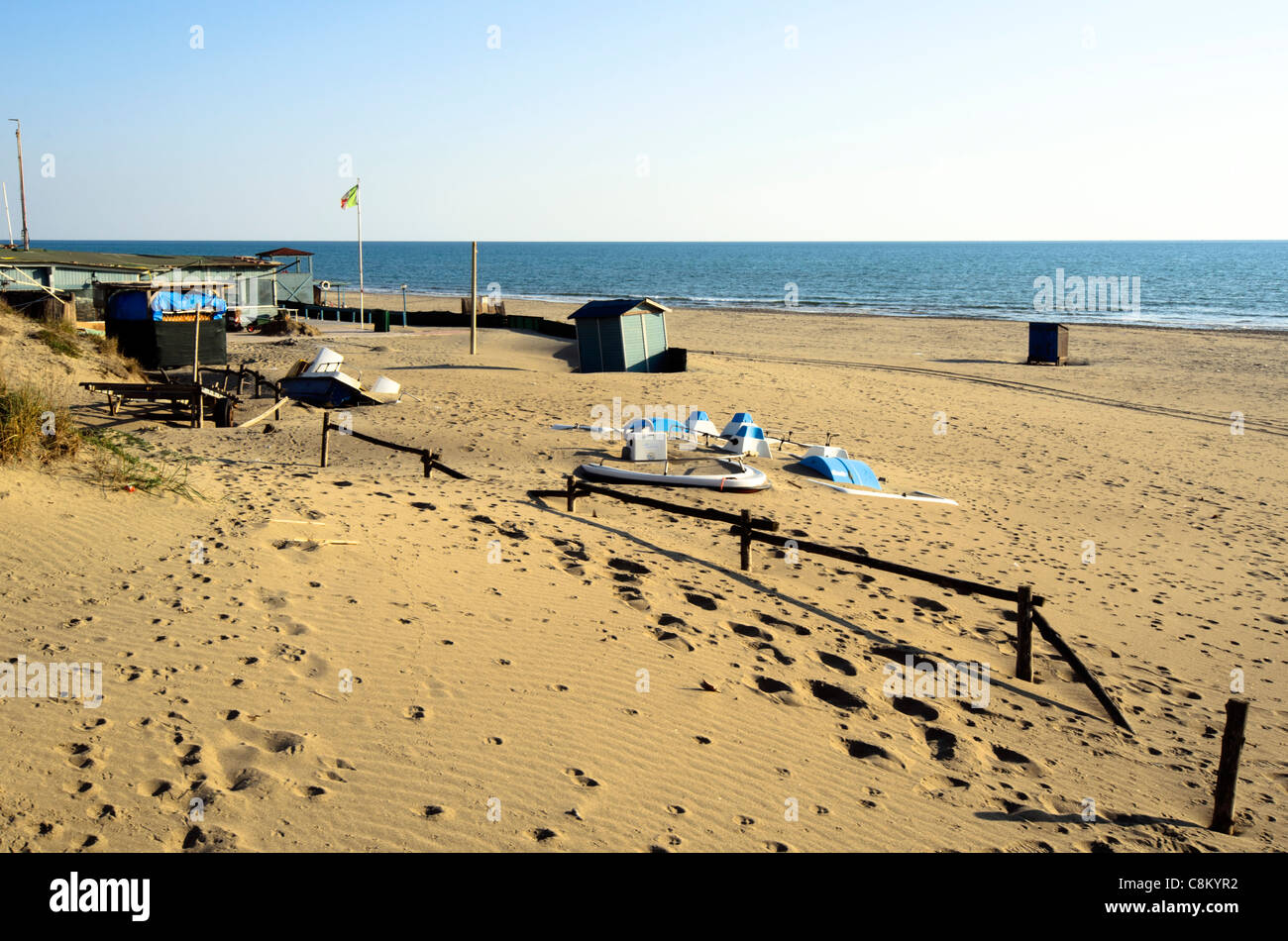 Cabine de plage, sur la mer Tyrrhénienne - Ostia Lido, Rome Banque D'Images